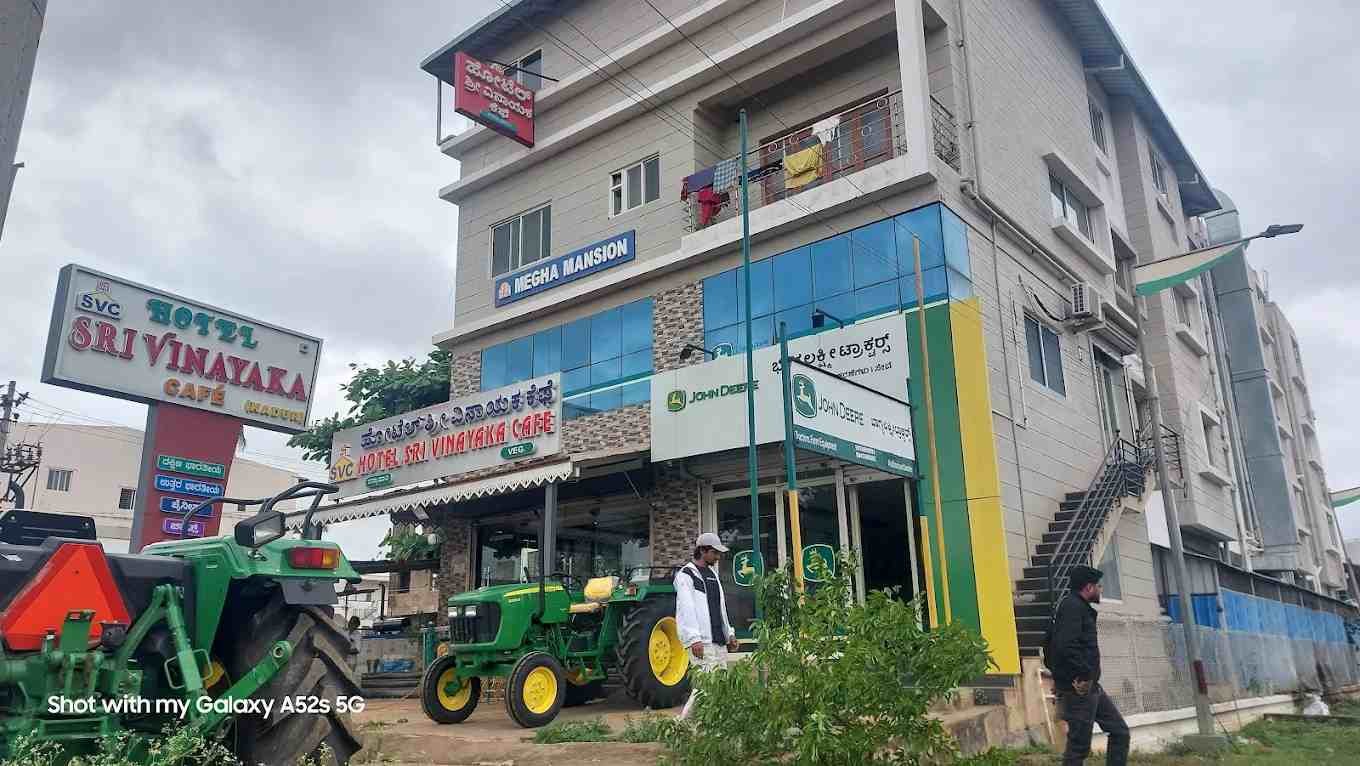 Exterior view of Sri Vinayaka Cafe Kadur with hotel signboard and building frontage in Karnataka.