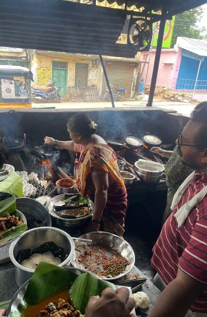 Live cooking of appam and egg dosa at Amma Appam Renigunta family-run breakfast center