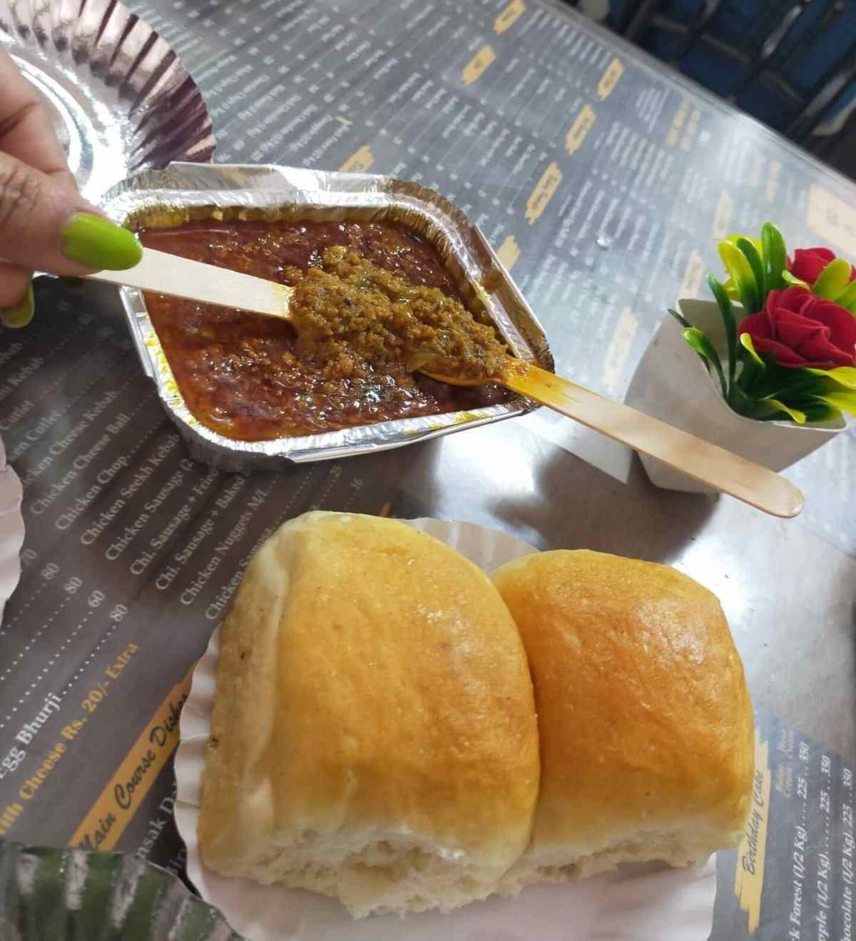 Mutton kheema pav served at Kyani & Co Mumbai with soft butter pav and spicy minced curry