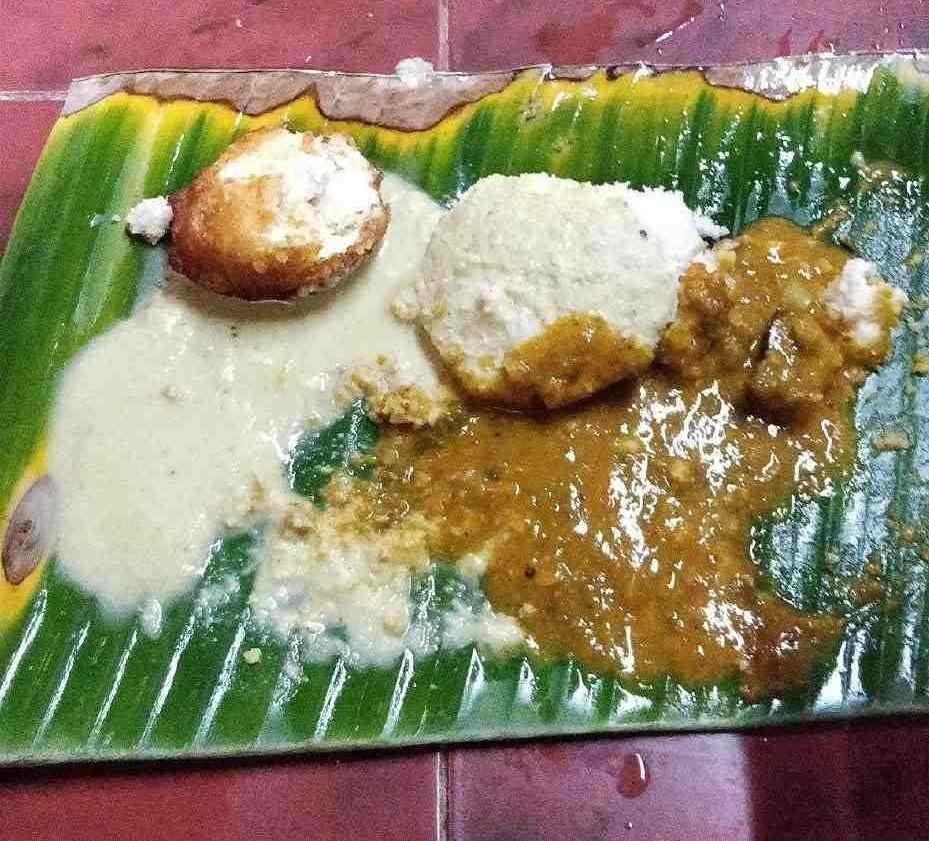 Idli vada served on banana leaf with chutney and sambar at Sri Maruti Tiffin Center Sringeri.