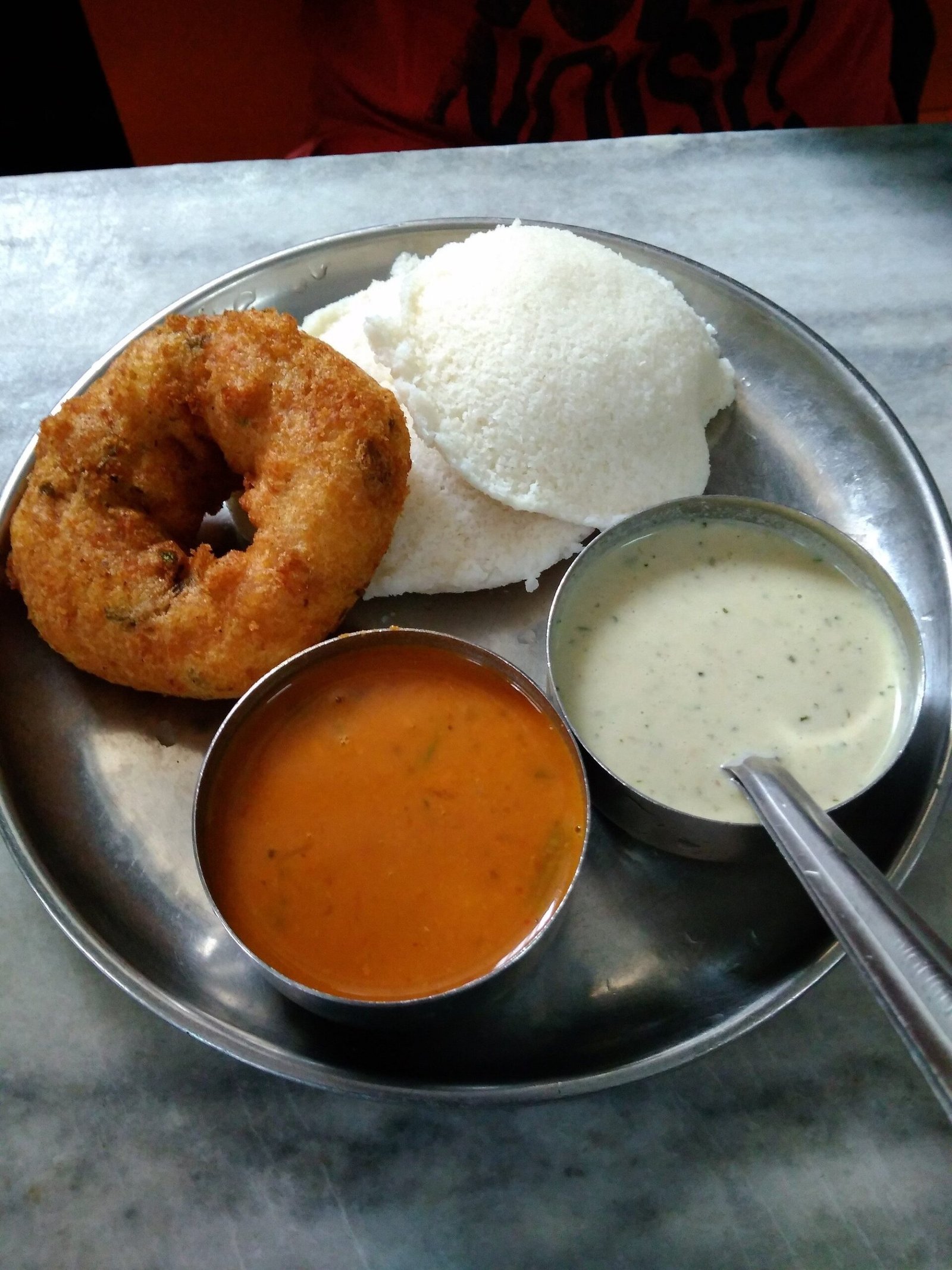 Soft idli and crispy medu vada served with sambar and coconut chutney at MTR Bangalore