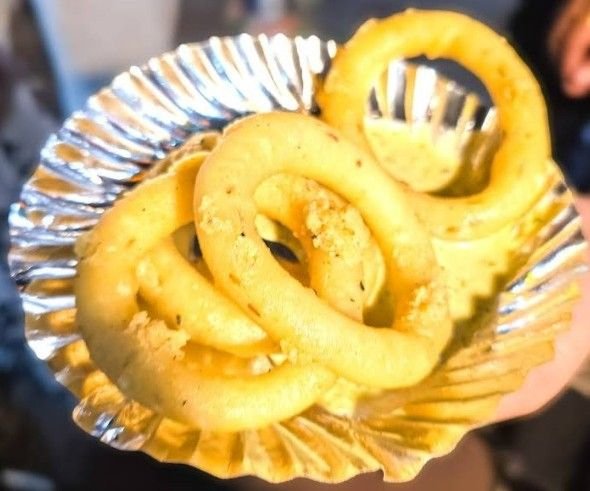 Traditional Majjige Kodubale snack served at VV Puram Food Street Bangalore, featuring crispy ring-shaped Karnataka savory treats.