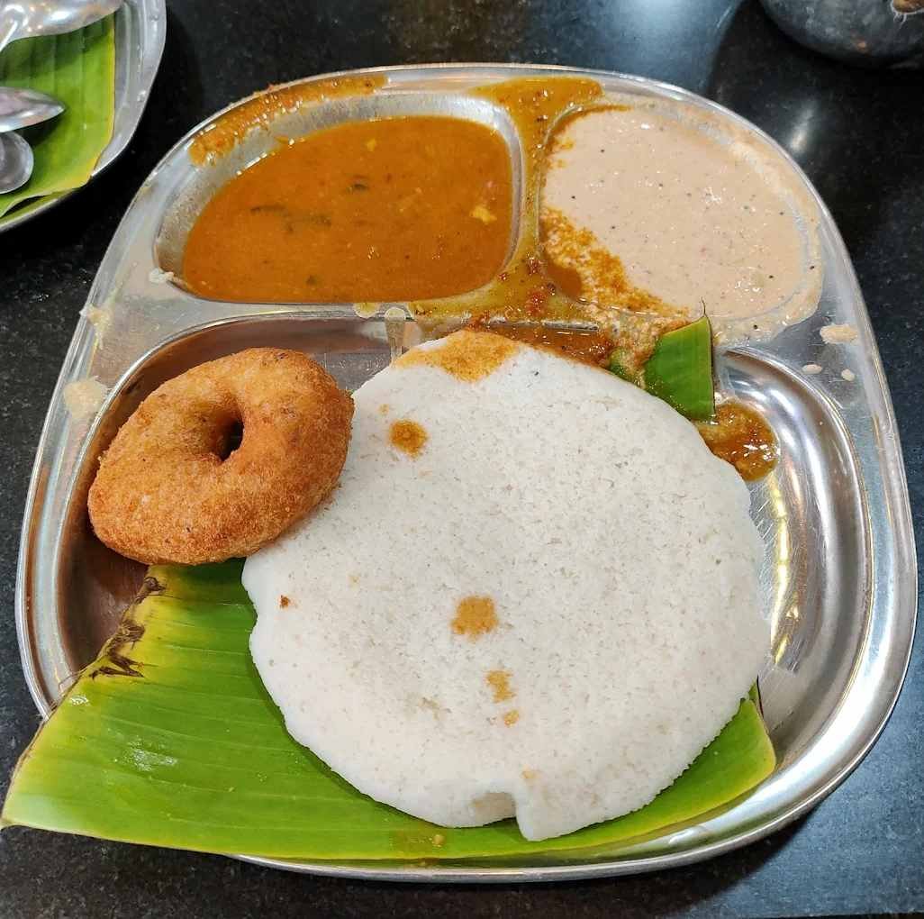 Soft thatte idli and crispy medu vada served with sambar and coconut chutney at Ravidarshan Hotel Bengaluru