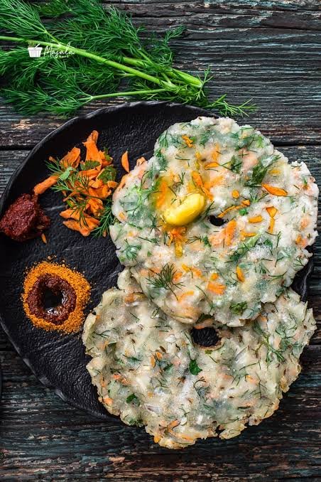 Traditional Akki Roti served with butter, spicy chutney, and fresh herbs – a popular Karnataka breakfast dish.