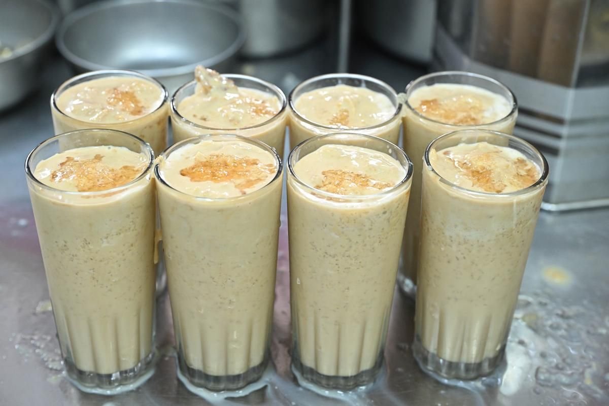 Glasses of chilled Madurai Jigarthanda, a famous South Indian milk-based dessert drink served near Meenakshi Amman Temple.