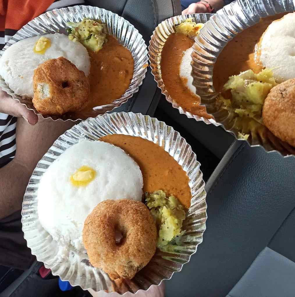 Soft steaming Thatte Idli served with crispy vada, chutney, and potato palya at Shri Renukamba Thatte Idli Bidadi.